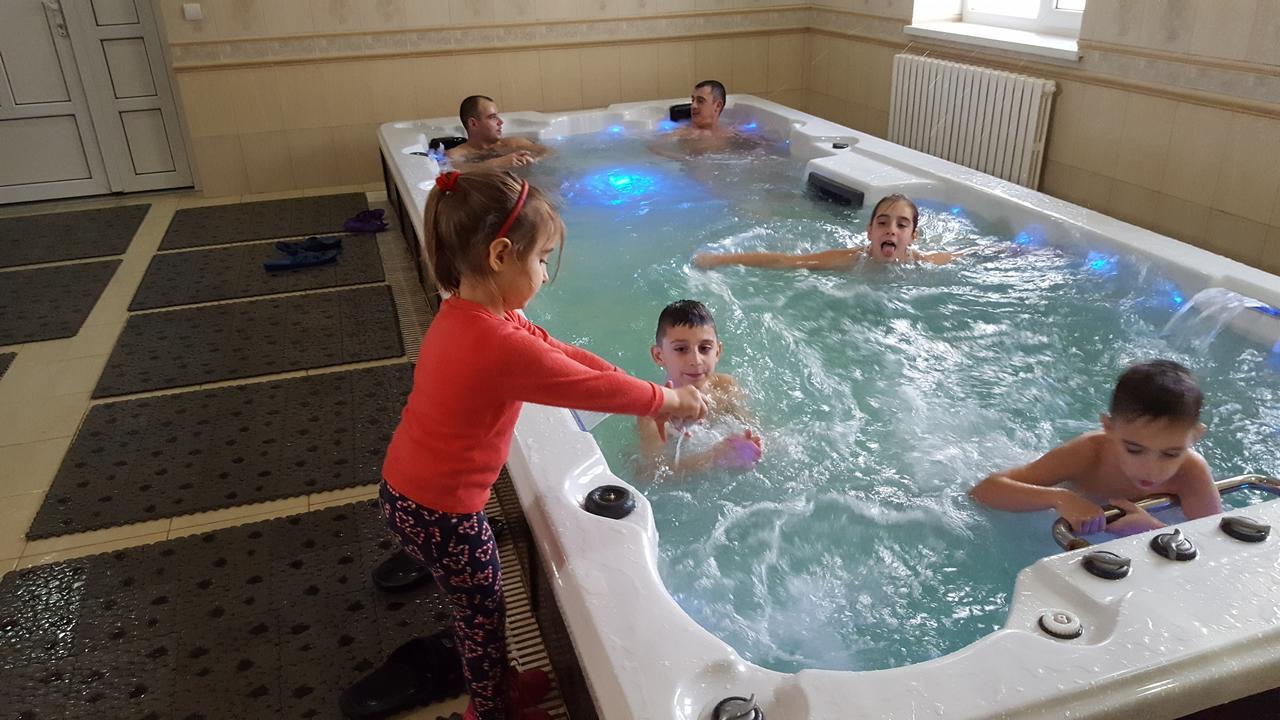 Hotel Confort Drochia Kültér fotó